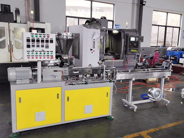 跃威南京挤出机械的实验室机器和95机器已准备好发送给客户的工厂。